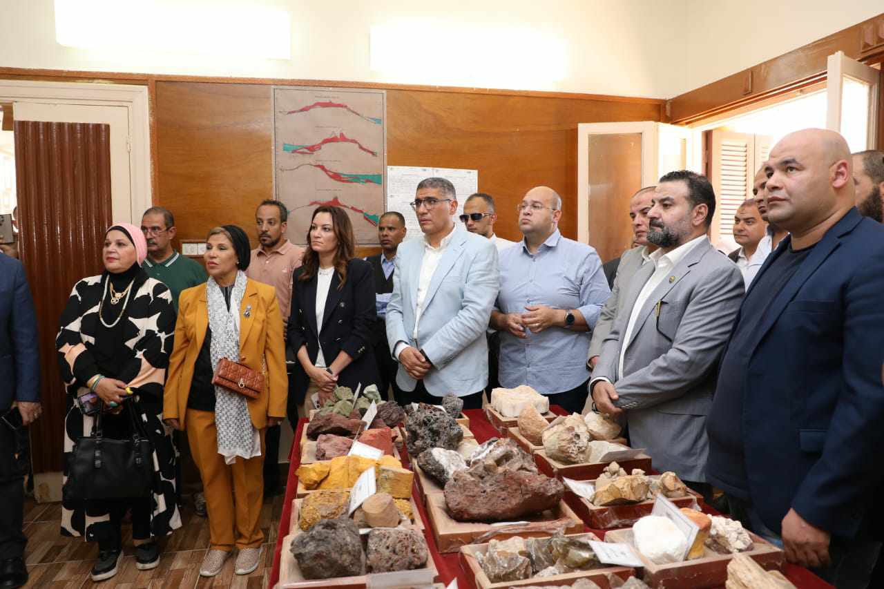  محافظ الجيزة يتابع المشروعات الاستثمارية في الواحات البحرية