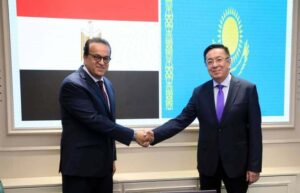 خالد عبدالغفار يستقبل سفير كازاخستان لمناقشة التعاون في القطاع الصحي