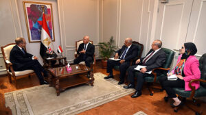 كامل الوزير يلتقي السفير البريطاني في القاهرة لمتابعة عدد من المشروعات