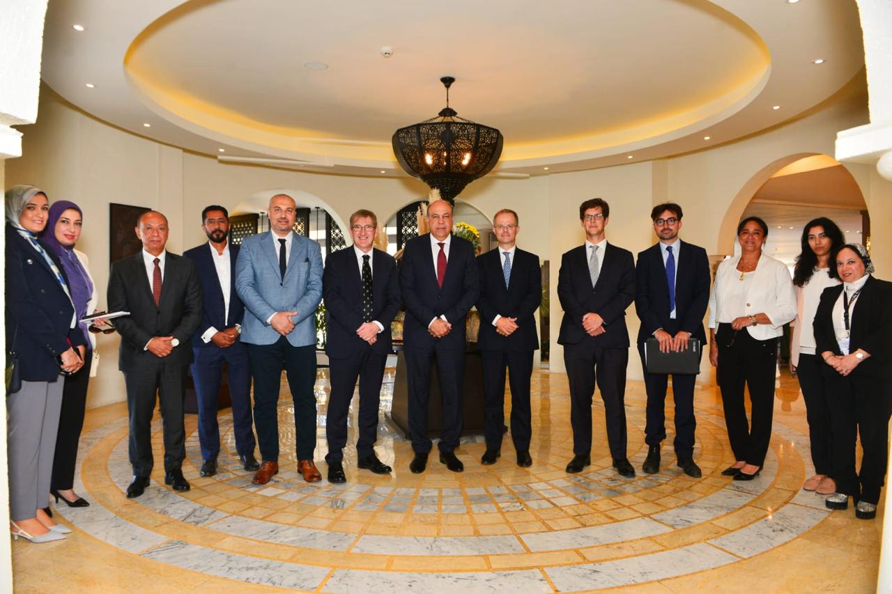 وزير الطيران المدني يلتقي بوفد رفيع المستوى من المملكة المتحدة لبحث سبل التعاون المشترك في مجال الطيران المدني