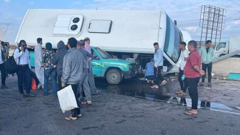 إصابات خطيرة لـ 15 شخصا في تصادم أوتوبيسي نقل عام على الطريق السياحي