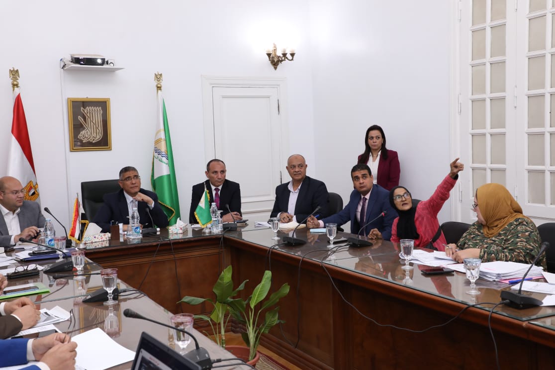 محافظ الجيزة يستمع الى شكاوى المواطنين خلال لقاءه الأسبوعي