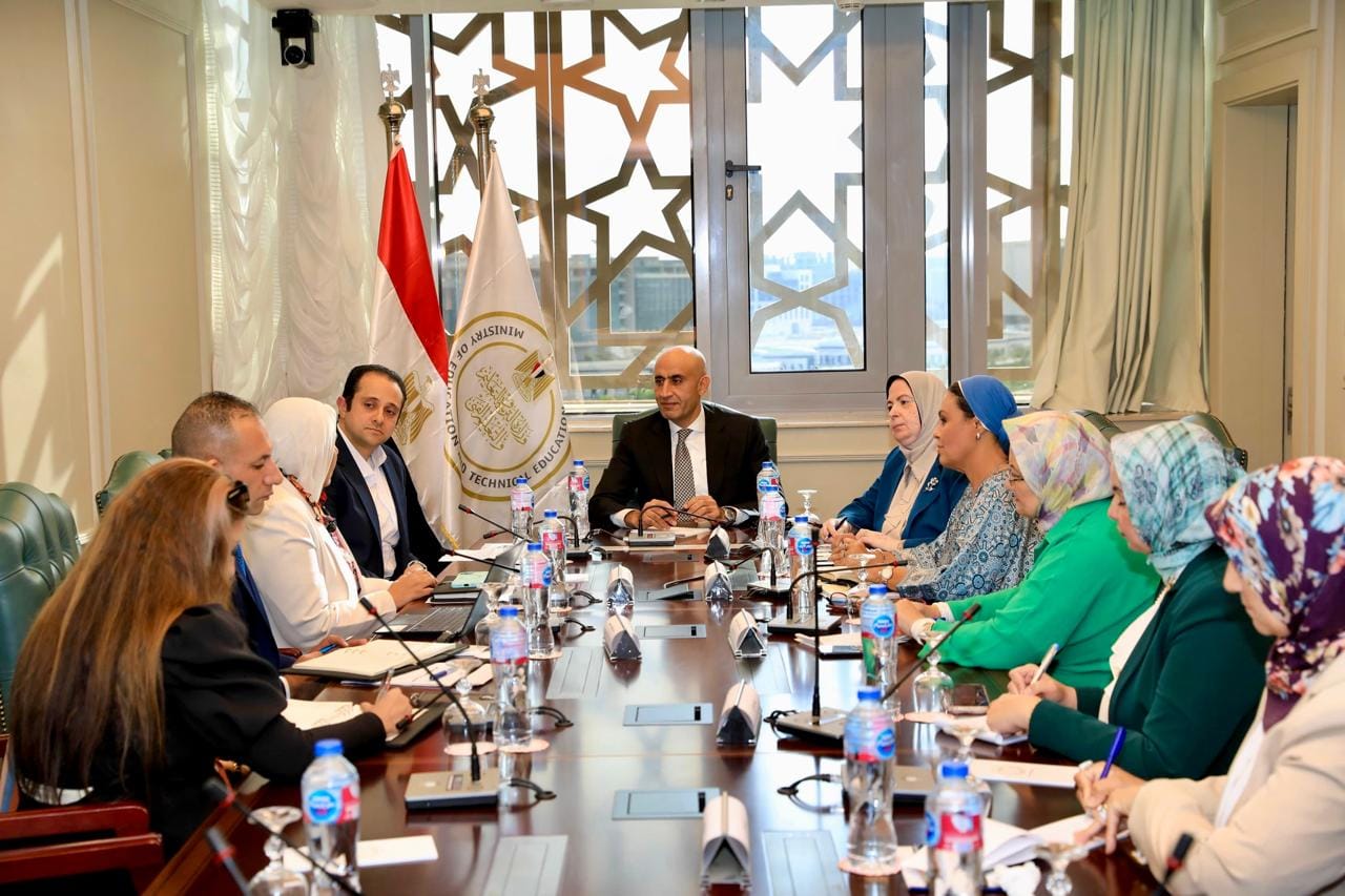 وزير التربية والتعليم يبحث تعزيز  التعاون مع مؤسسة “حياة كريمة” 