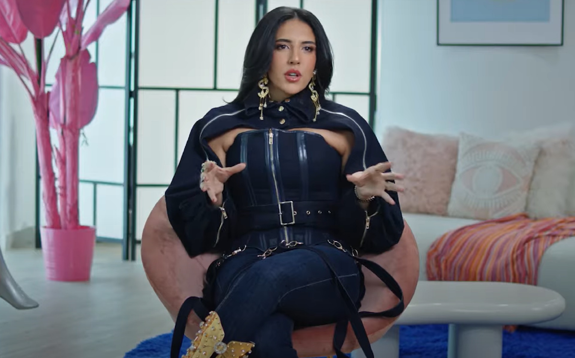 باباها ساعدها بـ”مليون دولار بس”.. حكاية هادية غالب وإثارة الجدل!