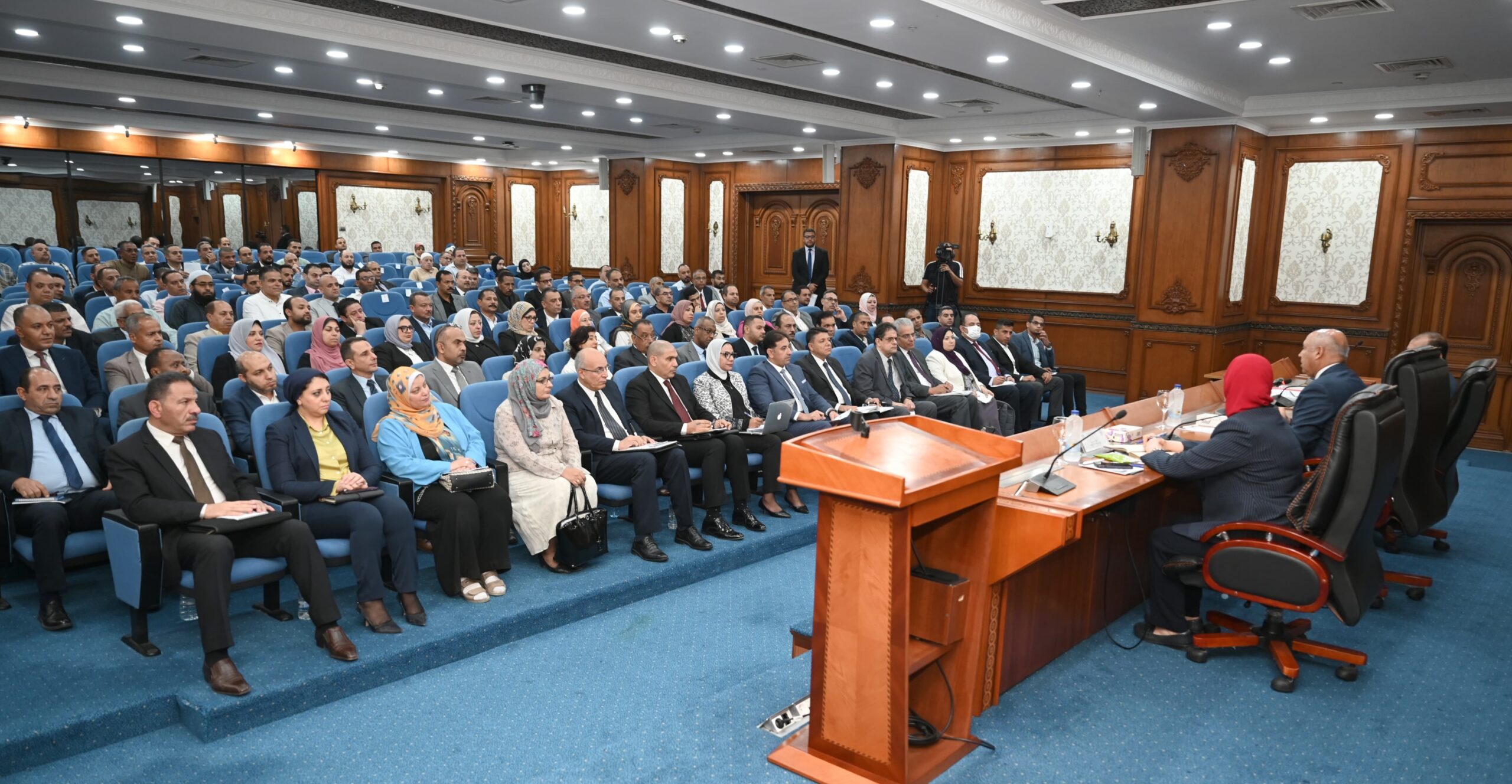 وزير الصناعة والنقل يبحث مع محافظ ومستثمري سوهاج تحديات المناطق الصناعية بالمحافظة وسبل حلها