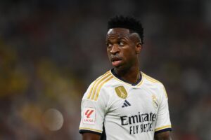 بعد فوزه بالكرة الذهبية..فينيسيوس يتصدر غلاف الماركا