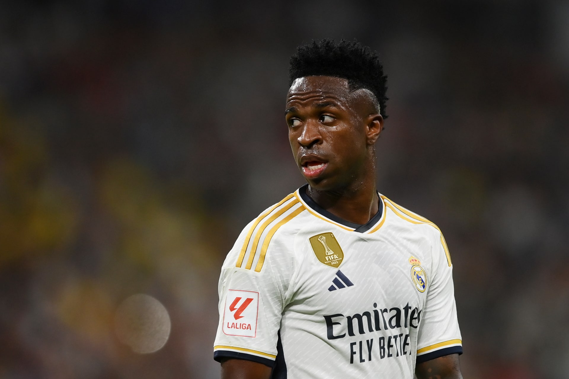 بعد فوزه بالكرة الذهبية..فينيسيوس يتصدر غلاف الماركا