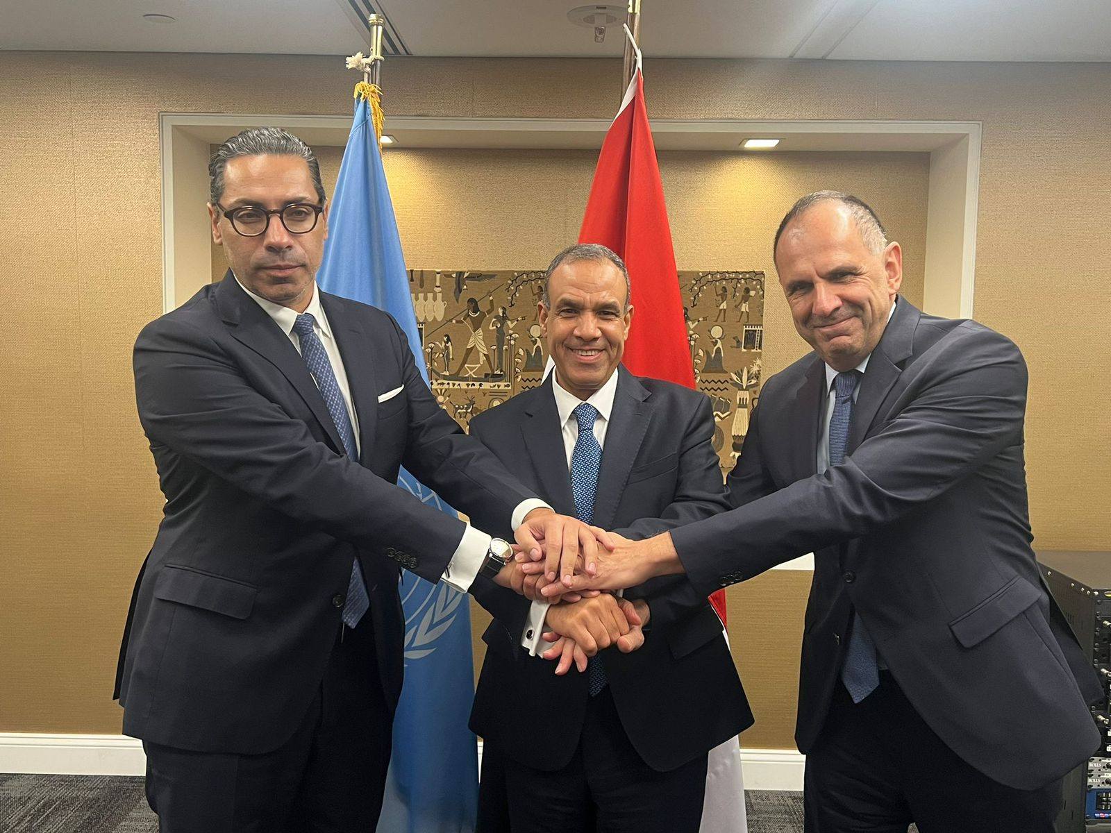 وزير الخارجية والهجرة يعقد اجتماعاً ثلاثياً مع وزيرى خارجية اليونان وقبرص