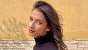 نشرت صورتها وهي تحتضن شابًا.. أميرة أديب تثير حيرة جمهورها