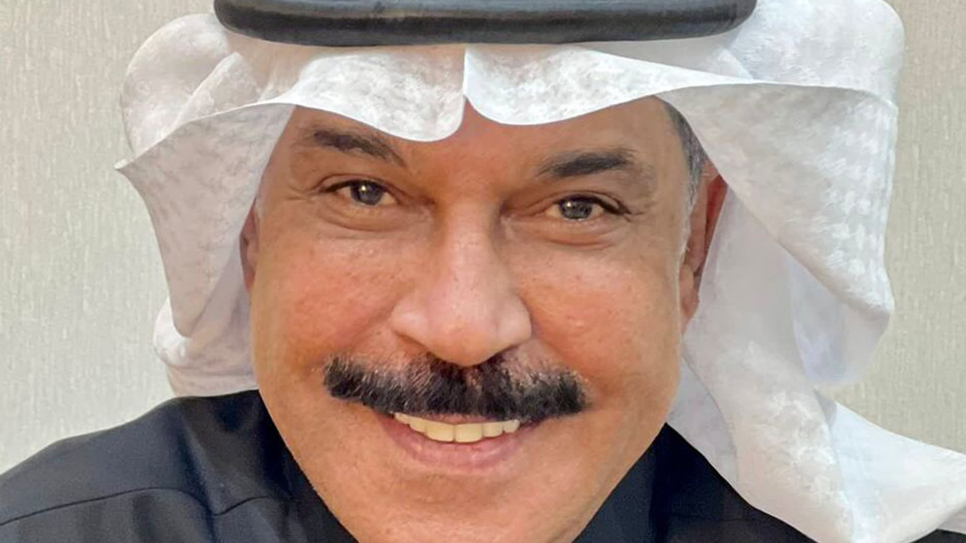 بعد ظهوره على كرسي متحرك.. تفاصيل الأزمة الصحية لـ”عبد الله الرويشد”