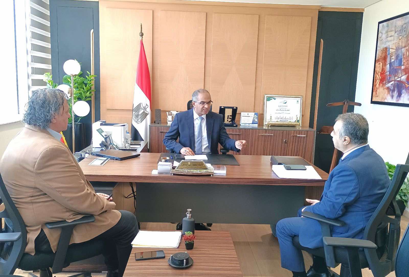 نائب وزير الإسكان يتابع موقف تقديم خدمات مياه الشرب والصرف الصحي بمحافظة دمياط