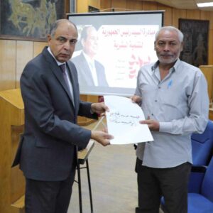 محافظ المنيا يوزع الدفعة الأولى من عقود القروض الجديدة من تشغيل الشباب