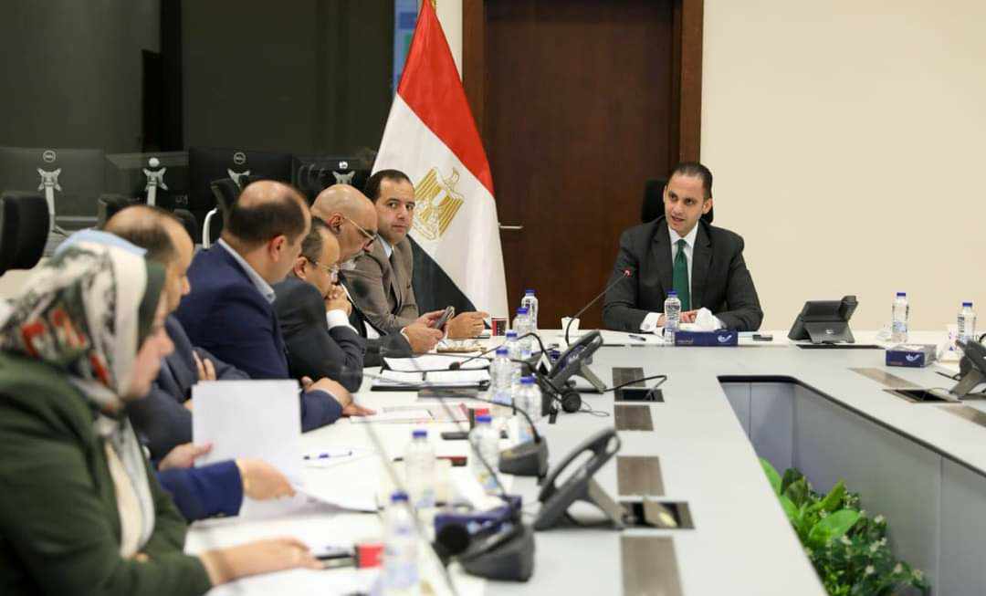 نائب وزير الصحة يعقد اجتماعًا داخل غرفة الأزمات لضمان توافر الأدوية