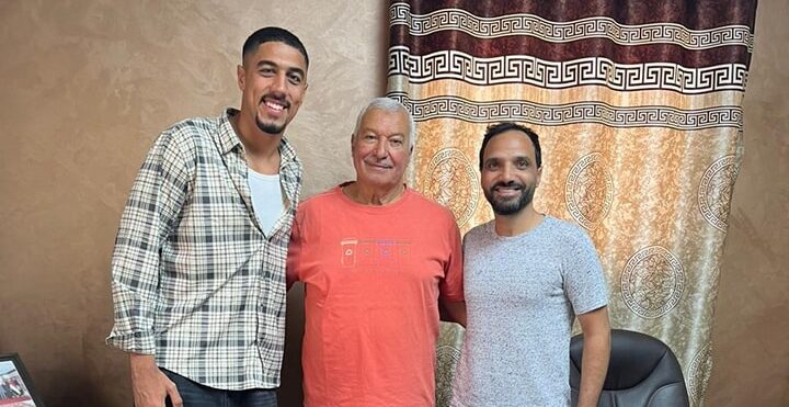 يوسف مصطفي دياب مهاجم فريق الداخلية مع مسؤلي الفريق