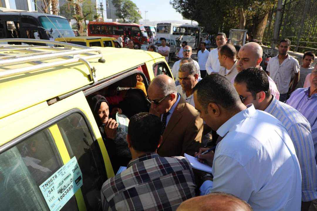 محافظ المنيا يتفقد مواقف السيارات  ويجري حوار مع المواطنين في الشارع