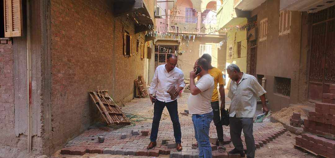 رئيس حى غرب يستمر في تركيب الانترلوك فى الشوارع الضيقة بمنطقة البيسرى بأسيوط