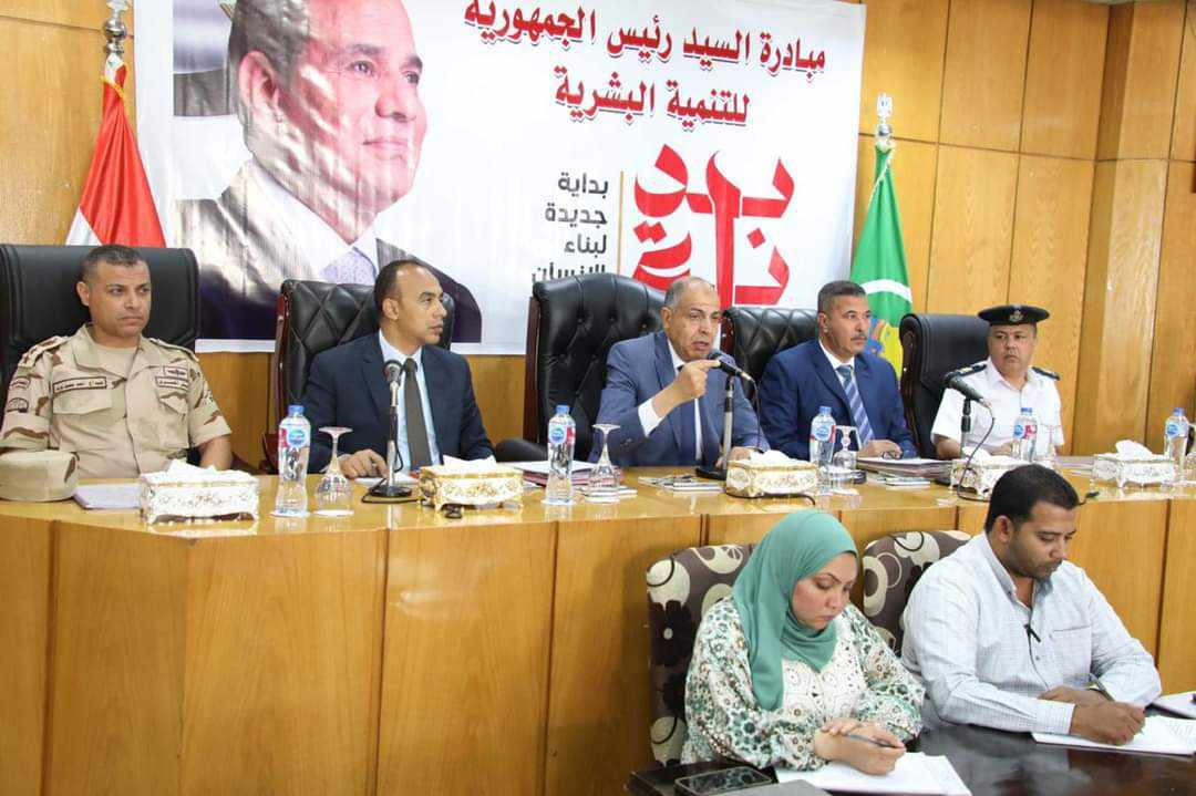 محافظ المنيا يبحث ملفات التصالح والتقنين ودعم الصناعة وجذب الاستثمارات