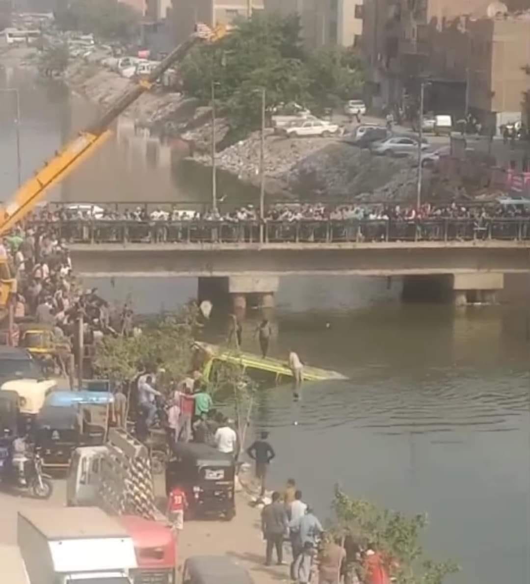 عاجل| بالصور.. انقلاب أتوبيس بالركاب في ترعة الشرقاوية بشبرا وإصابة 9 أشخاص