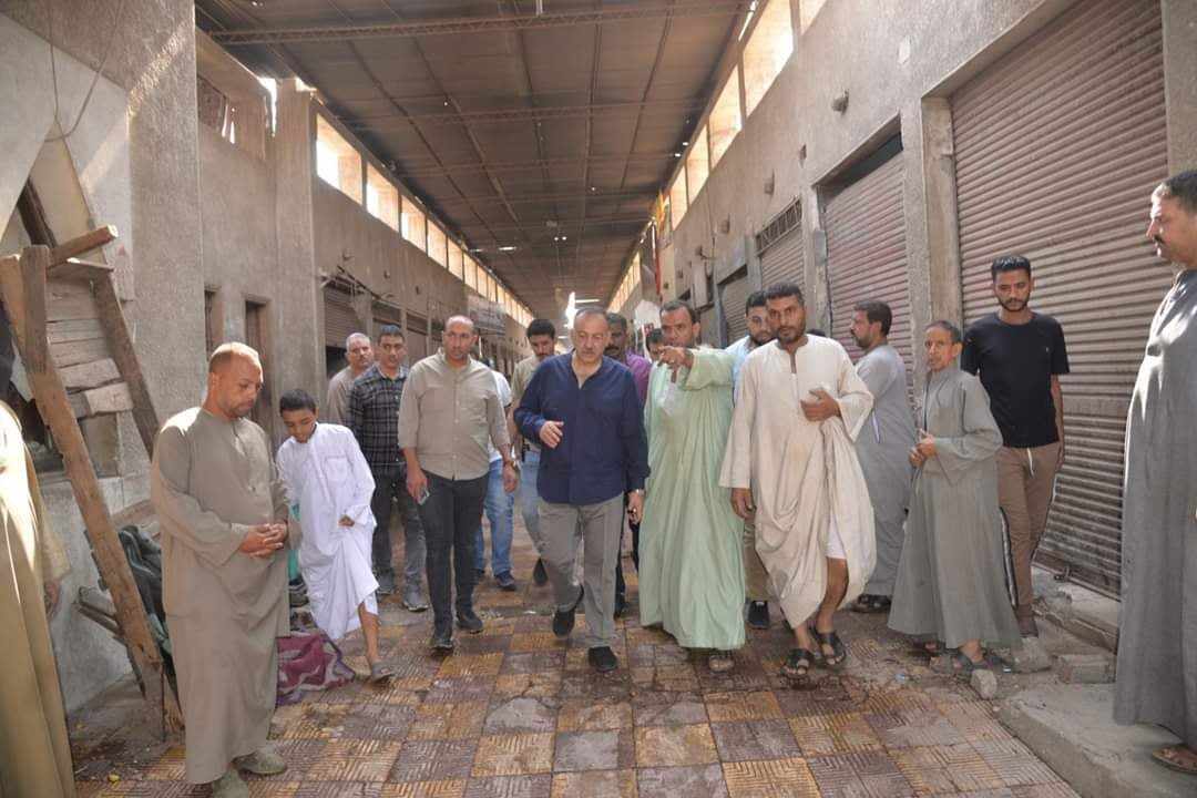 محافظ أسيوط يوجه بتطوير سوق الباعة الجائلين بعد إهماله لسنوات