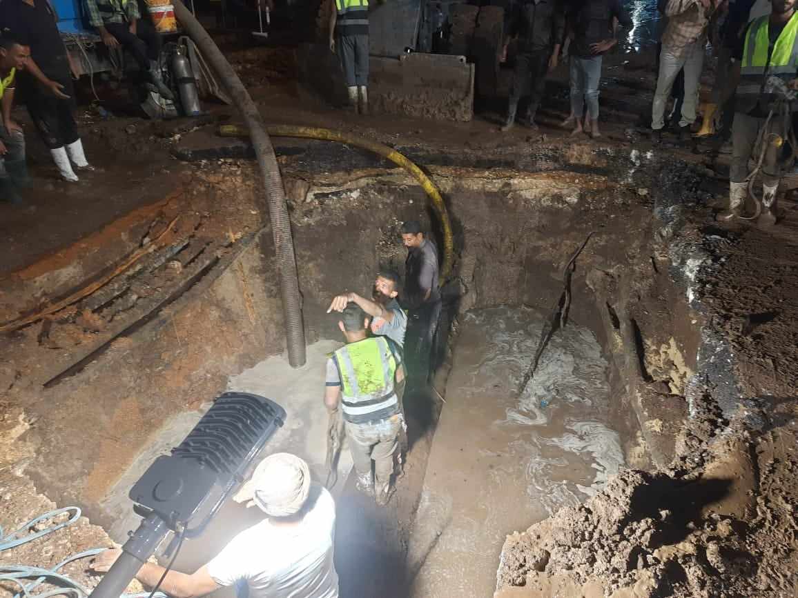 قطع المياه عن منطقة الشيخ في اسيوط بسبب إنفجار خط طرد