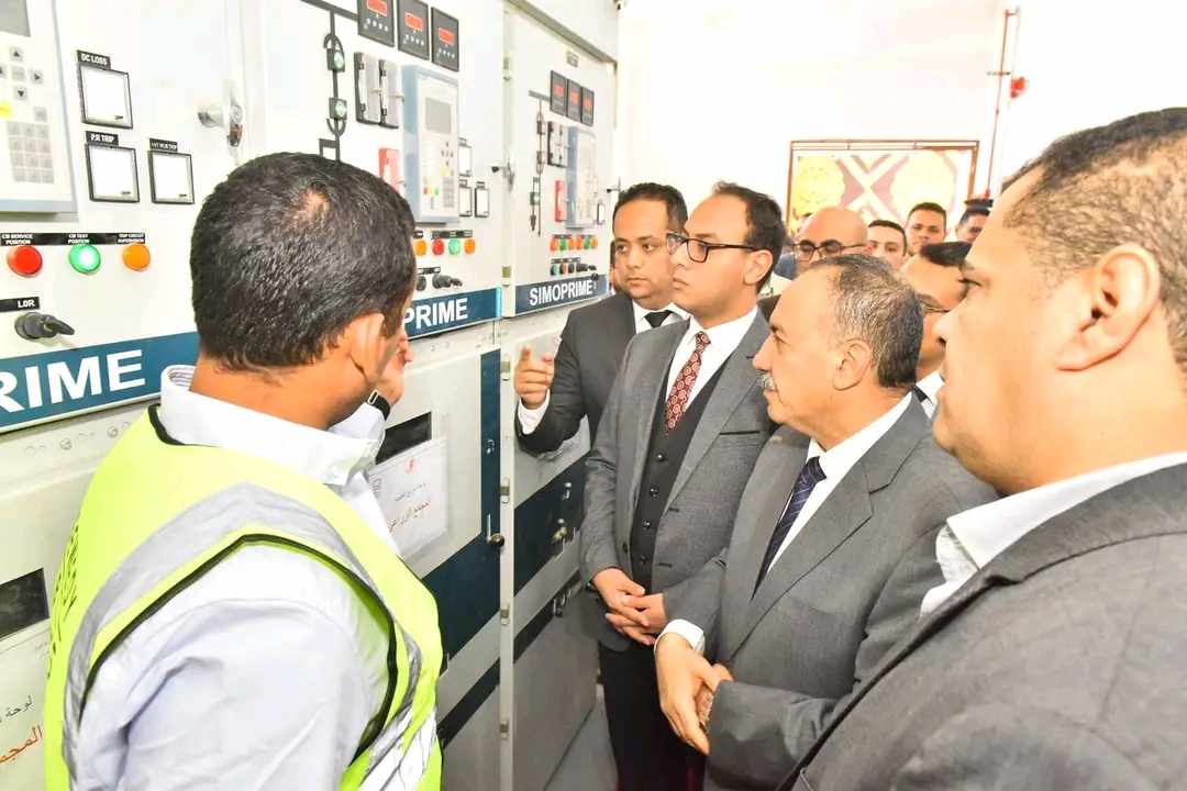 محافظ أسيوط يتفقد لوحة توزيع كهرباء العتامنة