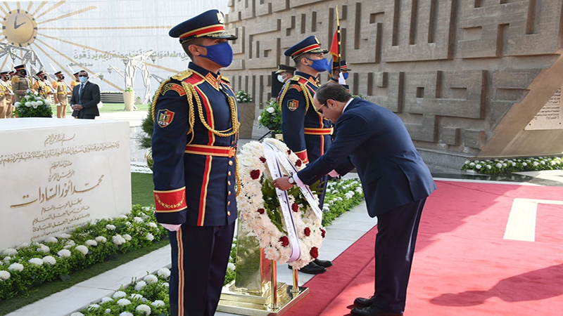 “السيسي” يضع إكليلًا من الزهور على قبر الزعيم الراحل “محمد أنور السادات”