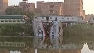 عربات قطار تسقط في الترعة.. المنيا تشهد مأساة جديدة في السكة الحديد تعرف علي التفاصيل الكاملة