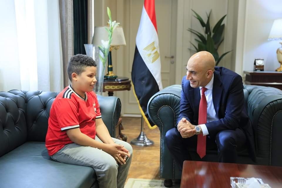 وزير التربية والتعليم يكفل مصاريف طالب المترو