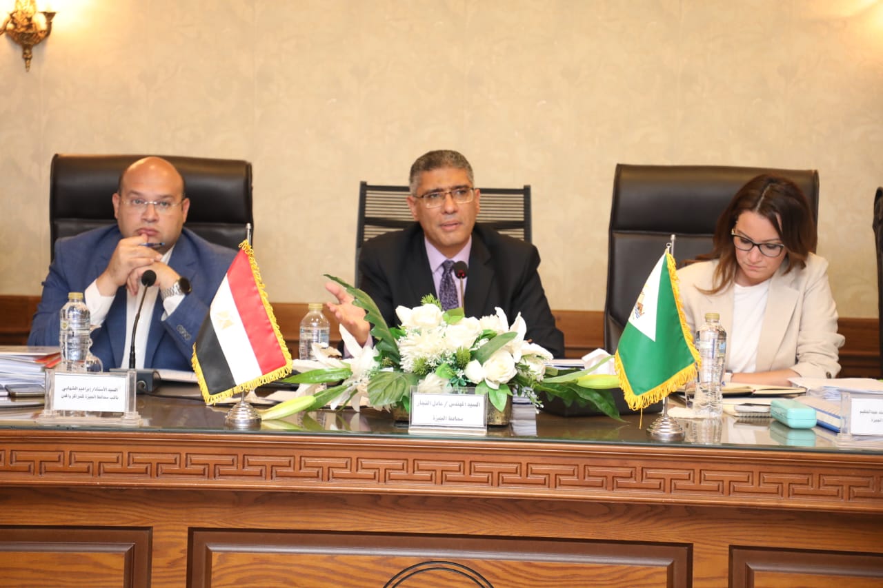 محافظ الجيزة يجتمع بقيادات المجلس التنفيذي