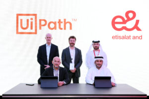 “إي آند الإمارات” و”UiPath” تطلقان خدمة أتمتة العمليات الروبوتية المدارة