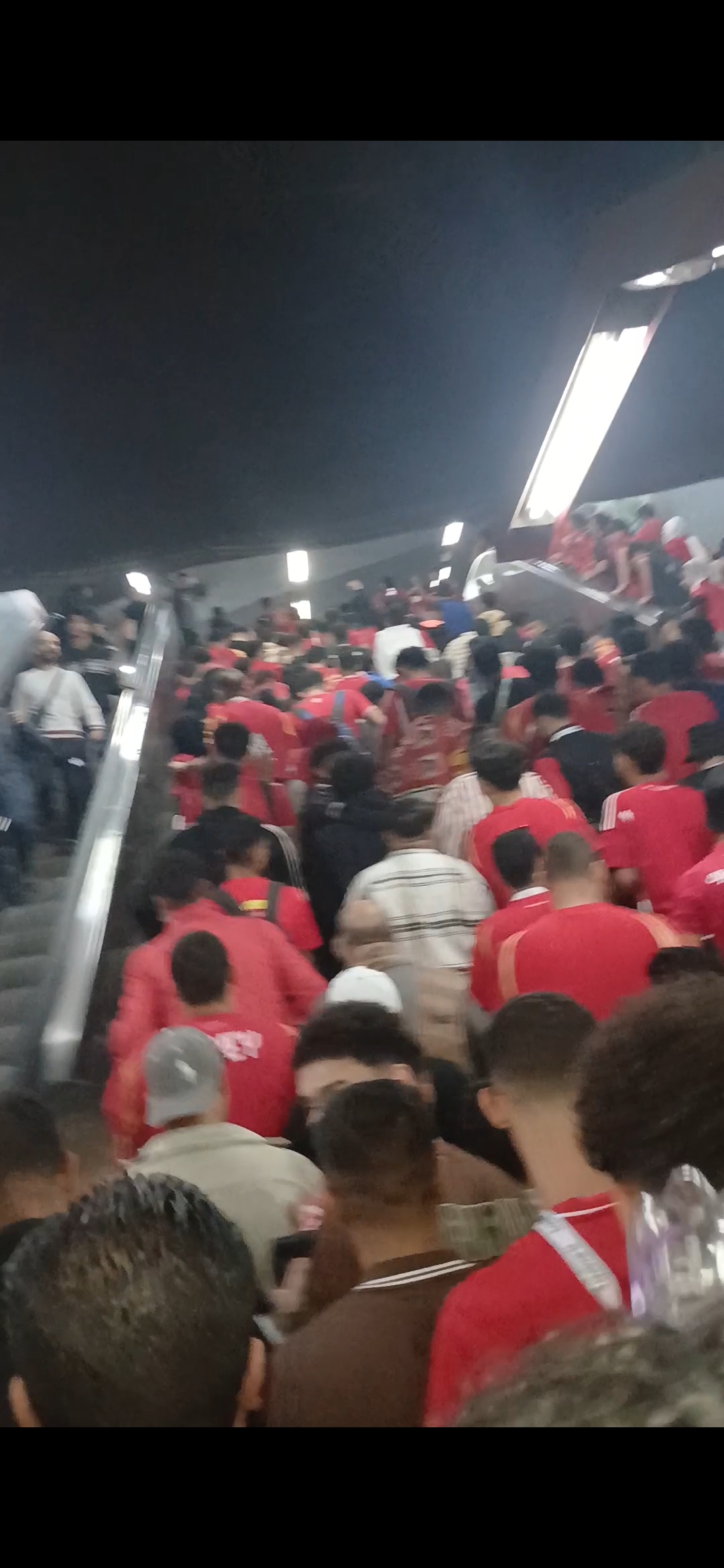 فرحة جمهور الأهلي بالمترو عقب الفوز على العين الإماراتي(فيديو) 