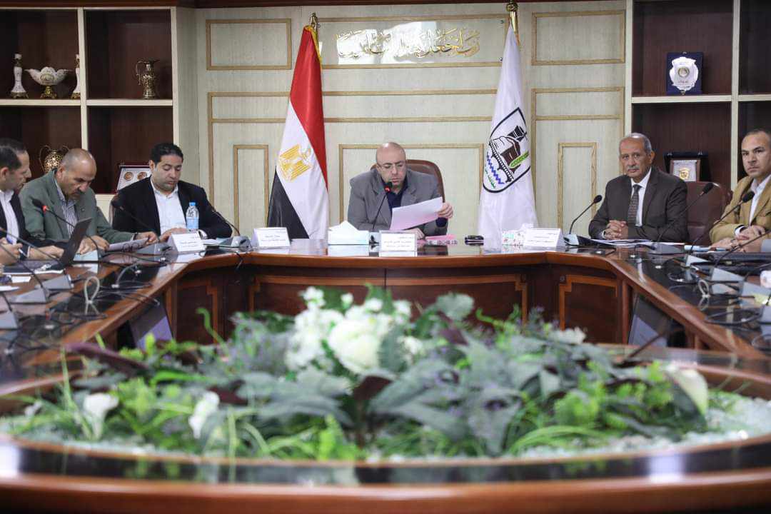 محافظ بني سويف يناقش آخر المستجدات في ملفات التصالح والتعديات