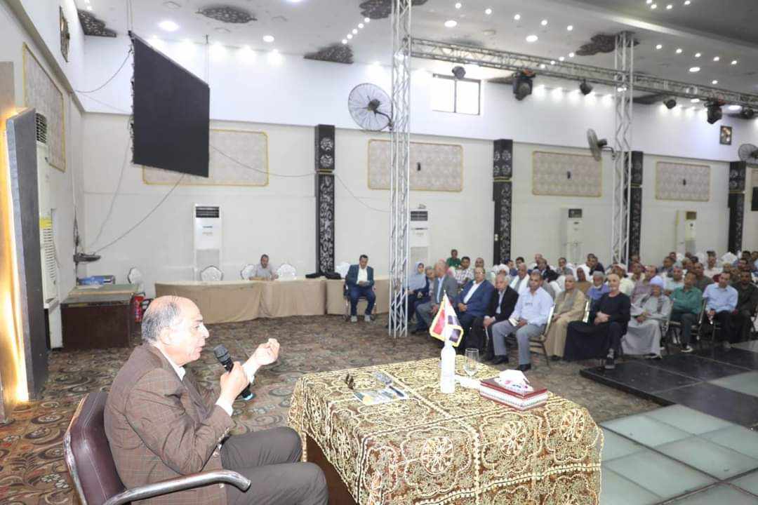 محافظ المنيا يحث الفلاحين على زراعة القمح