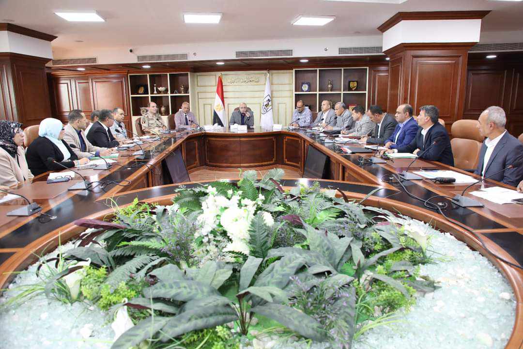 محافظ بني سويف يناقش مستجدات وسير العمل في ملف التصالح