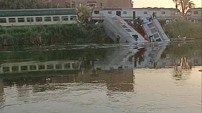 عاجل.. تصادم قطاران بالمنيا وإنقلاب عربتين منهما بترعة الإبراهيمية