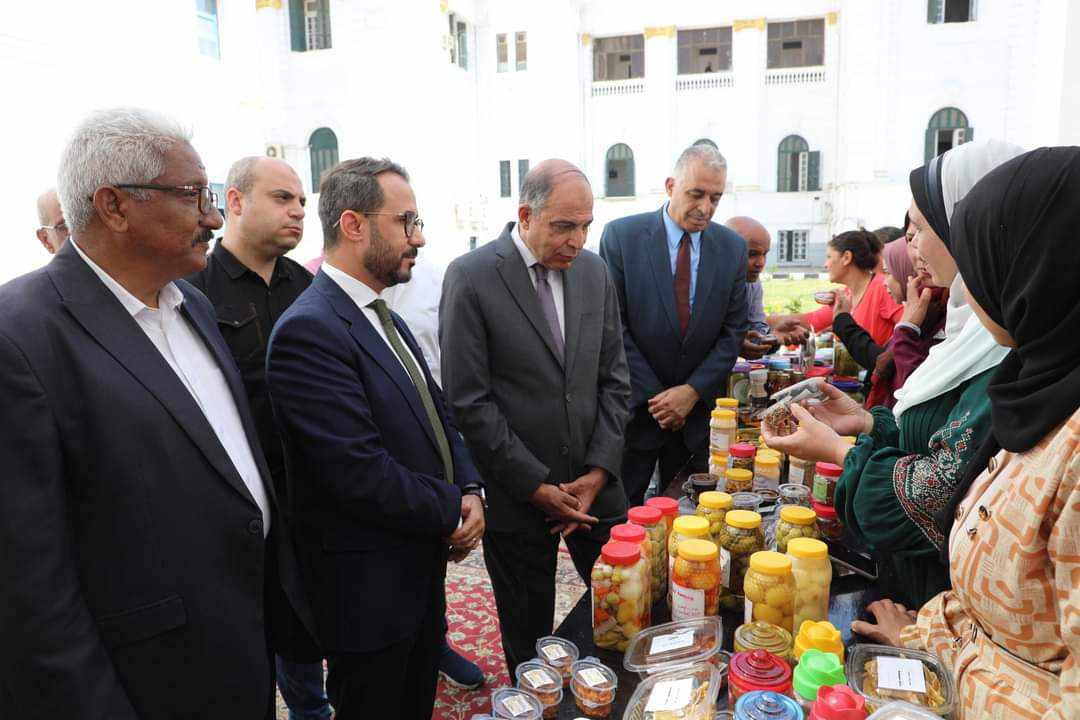 محافظ المنيا يكرم 10 سيدات من رائدات الأعمال ويشيد بمبادرة “بداية”