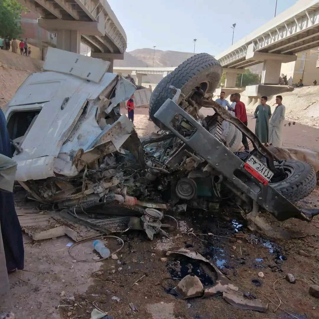 وفاة الأب وأبنائه إثر إنقلاب سيارة من فوق كوبري الهضبه بأسيوط