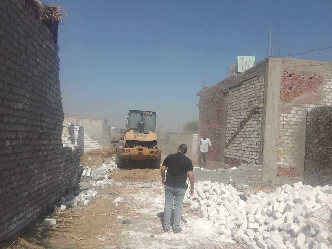 إزالة 20حالة تعدى على أراضي زراعية وبناء مخالف بأسيوط