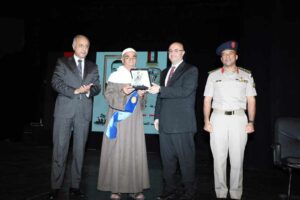 محافظ بني سويف يُكرم عددا من أبطال أكتوبر