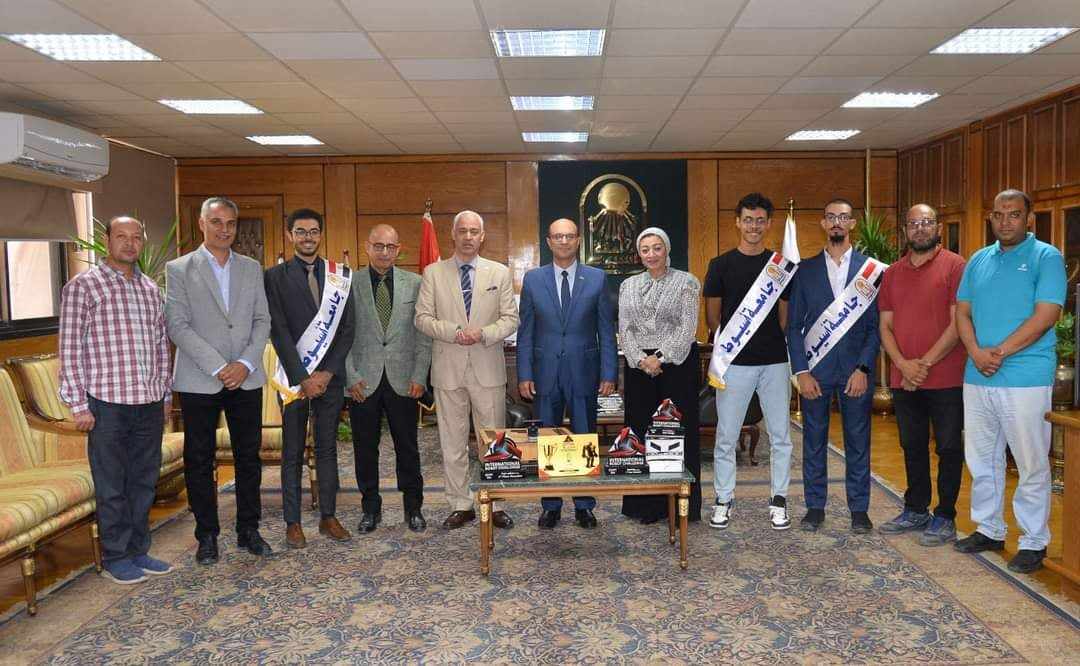 رئيس جامعة أسيوط يستقبل الفريق الفائز بالمسابقة الدولية