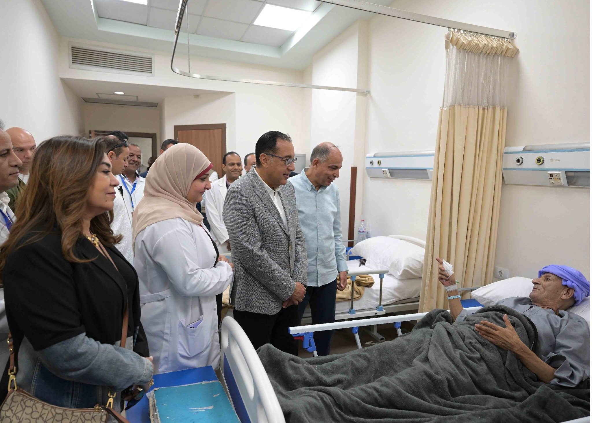 رئيس الوزراء يتفقد مستشفى سمالوط المركزي.. ويدير حوارًا مع المرضى