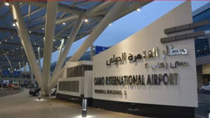 النيابة تكلف بإجراء التحريات في ضبط أجنبية بمطار القاهرة بمخدرات