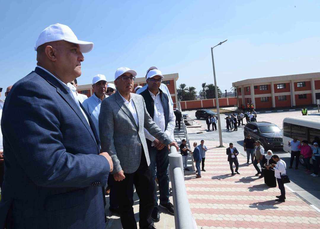 رئيس الوزراء يتفقد التشغيل التجريبي لمحطة معالجة الصرف الصحي بقرية برطباط بالمنيا