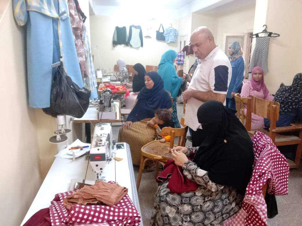 رئيس مركز “صدفا” يتابع سير العمل بمشغل أولاد إلياس وتنفيذ التدريبات للفتيات