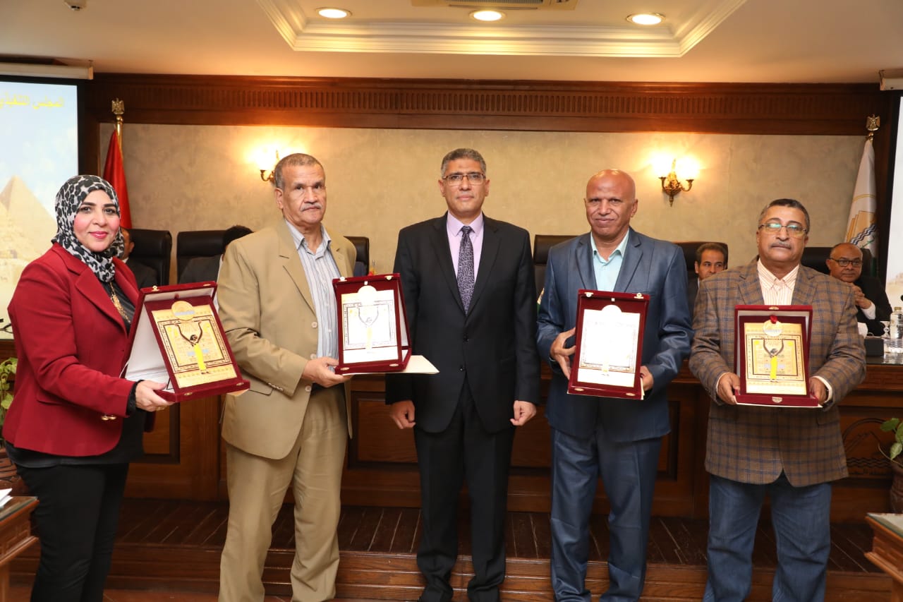 محافظ الجيزة يكرم أعضاء المجلس التنفيذي السابقين لبلوغهم سن المعاش