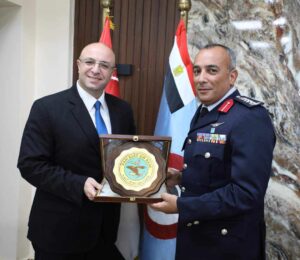 محافظ بني سويف يزور القاعدة الجوية لتقديم التهنئة بالذكرى  الـ51 لانتصارات أكتوبر