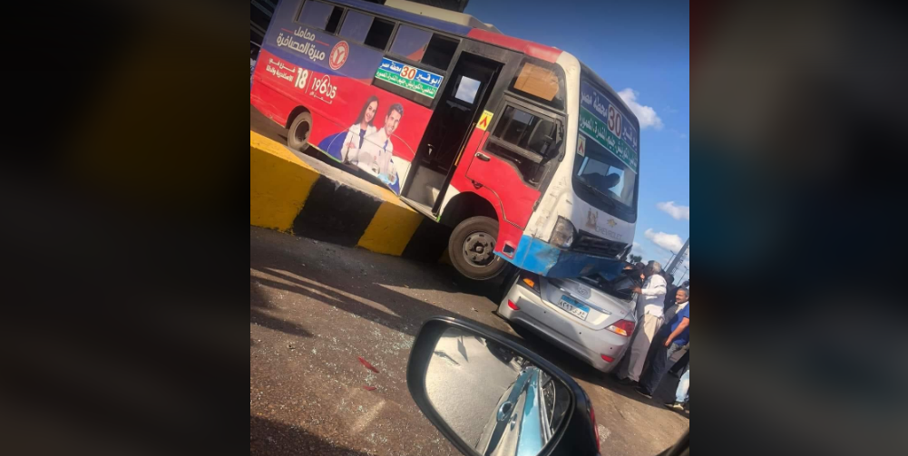 تجاوز الرصيف واصطدم بسيارة ملاكي.. حادث يعطل حركة الكورنيش في جليم