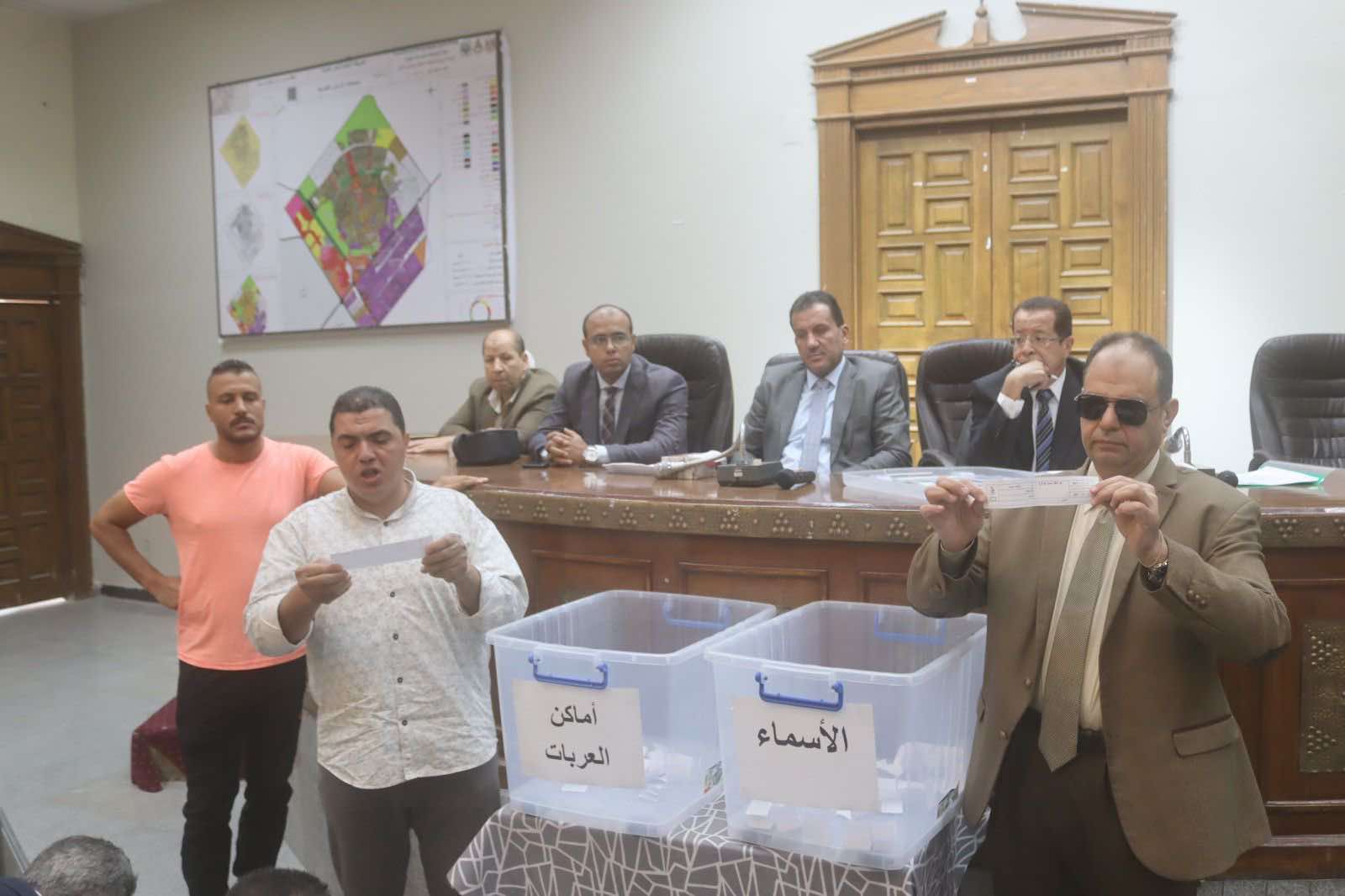 إجراء القرعة العلنية لحجز 32 وحدة طعام متنقلة بالعاشر من رمضان