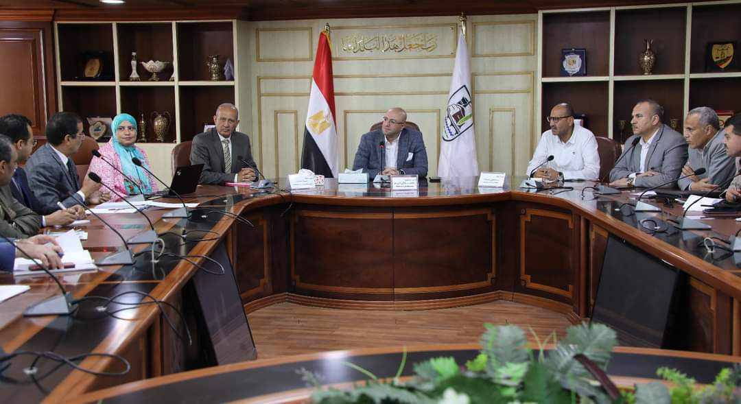 محافظ بني سويف يعقد اجتماعاً بأعضاء  اللجنة العليا للارتقاء بمنظومة الموارد