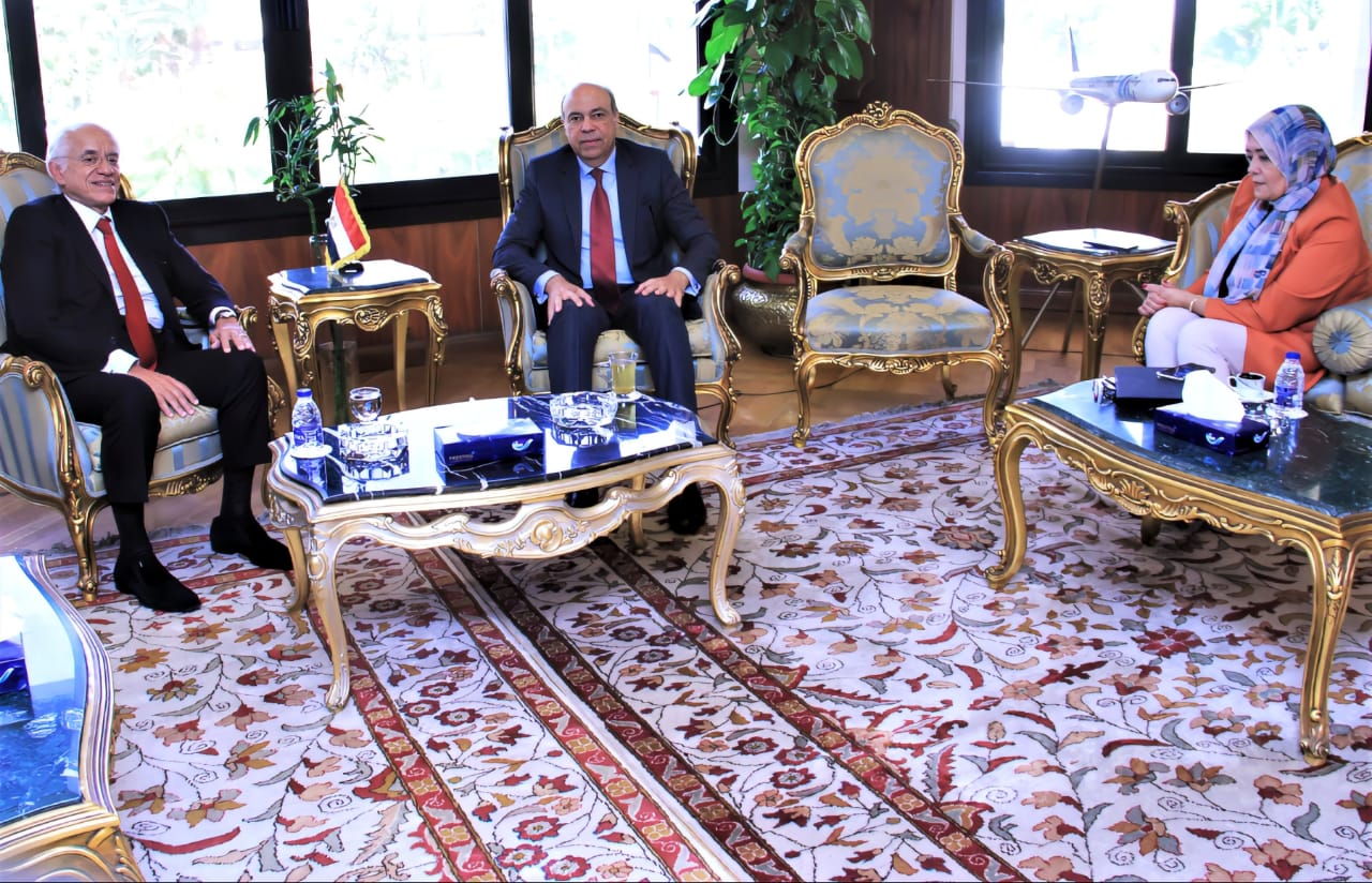 وزير الطيران المدني يلتقي رئيس مجموعة كوبيلوزوس “Copelouzos Group ” اليونانية